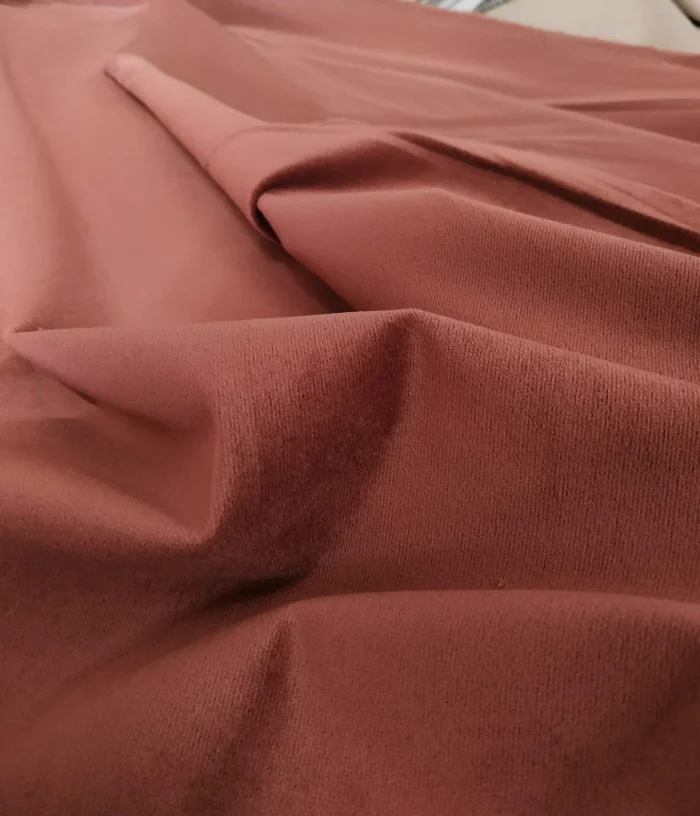 Salon için kırmızı kadife fon perde