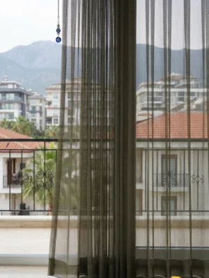 "Evcil hayvanlı evler için özel üretilmiş tüy tutmayan ve yıpranmaz açık kahve otantik file salon tülü."