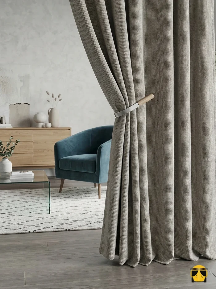 Doğal gün ışığını yumuşatarak içeri alan, belirgin lifli dokusuyla pencerelere rüstik bir karakter katan koyu krem keten fon perde detayı