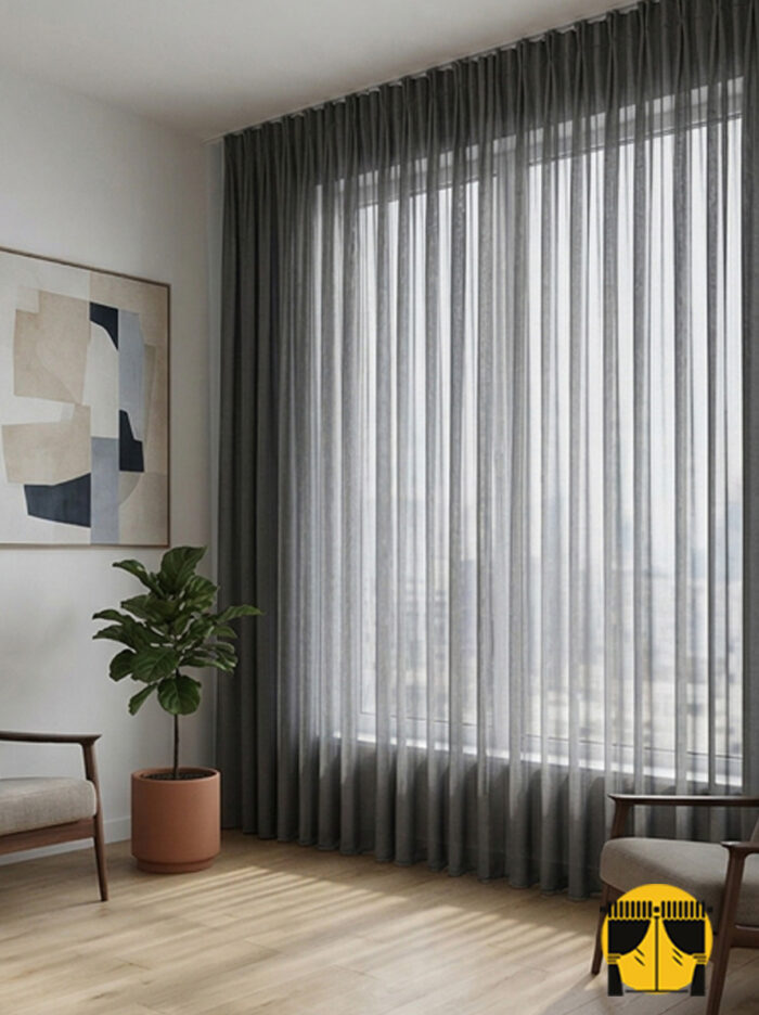 Doku Detayı: "Gri tonundaki belirgin keten lif yapısını ve mat yüzeyini sergileyen yakın plan çekimi; pencereler için kaliteli ve dökümlü tül perde karakteri."