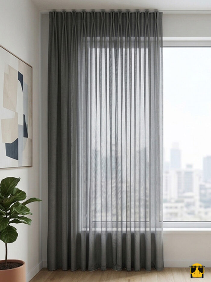 Mekan Tasarımı: "Antrasit fon perdeler ve metalik aksesuarlarla dekore edilmiş loft bir salonda, pencerelere mimari bir derinlik katan gri keten tül perde tasarımı."