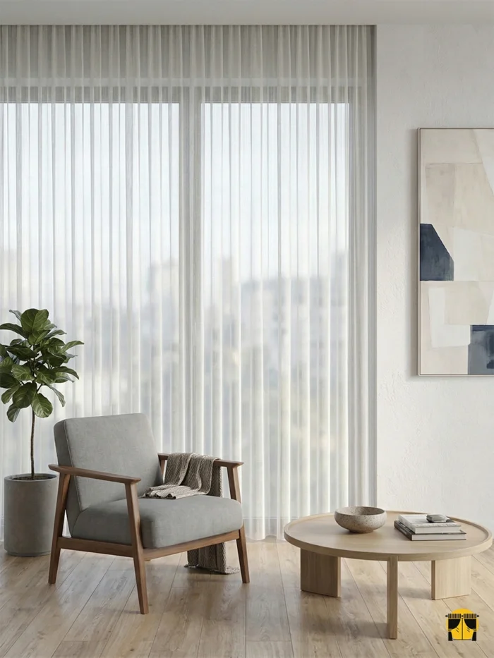 "Krem keten tül perdenin doğal lifli dokusu arasından süzülen güneş ışığının, oda içerisinde yarattığı sıcak, organik ve huzurlu aydınlık."