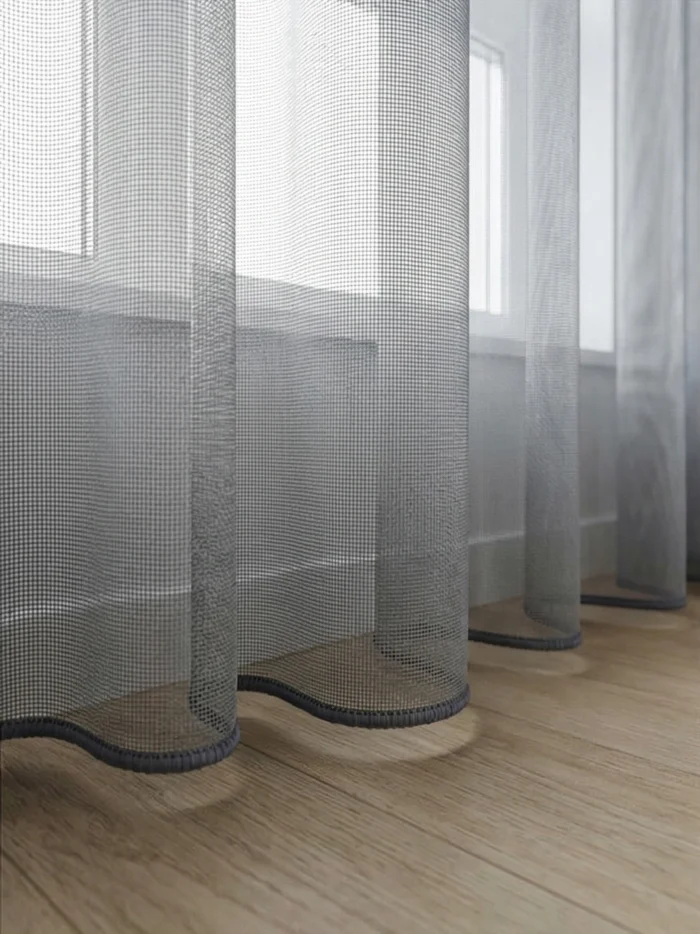 Işık ve Atmosfer: "Linyos gri keten tül perdenin doğal lifleri arasından süzülen güneş ışığının, oda içerisinde yarattığı modern, puslu ve karizmatik aydınlık."