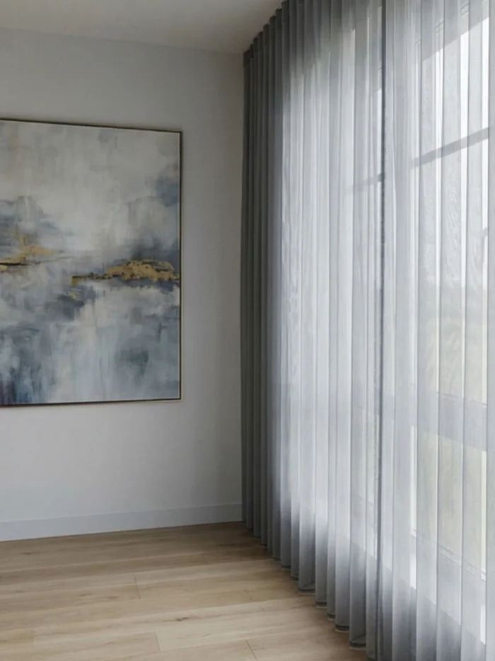 Doku Detayı: "Linyos serisinin gri tonundaki belirgin keten lif yapısını ve mat yüzeyini sergileyen yakın plan çekimi; pencereler için kaliteli ve dökümlü tül perde karakteri."