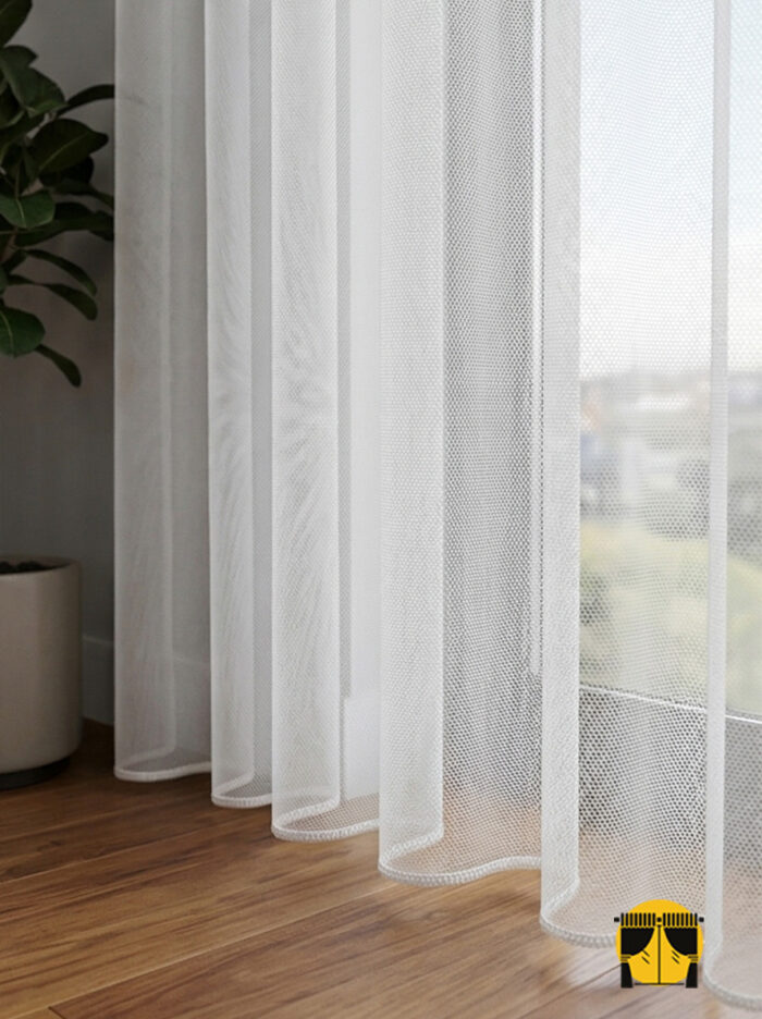 Mekan Tasarımı: "Ahşap mobilyalar ve hasır detaylarla dekore edilmiş modern bir salonda, pencerelere doğal bir derinlik katan Petra krem keten tül perde tasarımı."