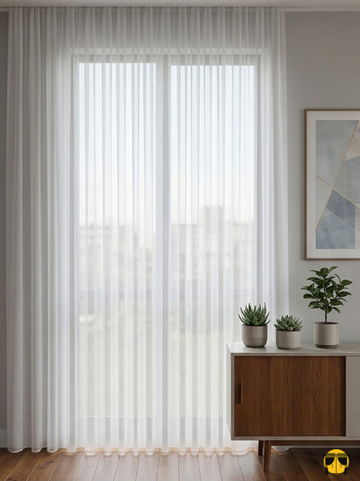 Doku Detayı: "Petra serisinin krem tonundaki belirgin keten dokusunu ve mat yüzeyini sergileyen yakın plan çekimi; pencereler için kaliteli ve dökümlü tül perde karakteri."