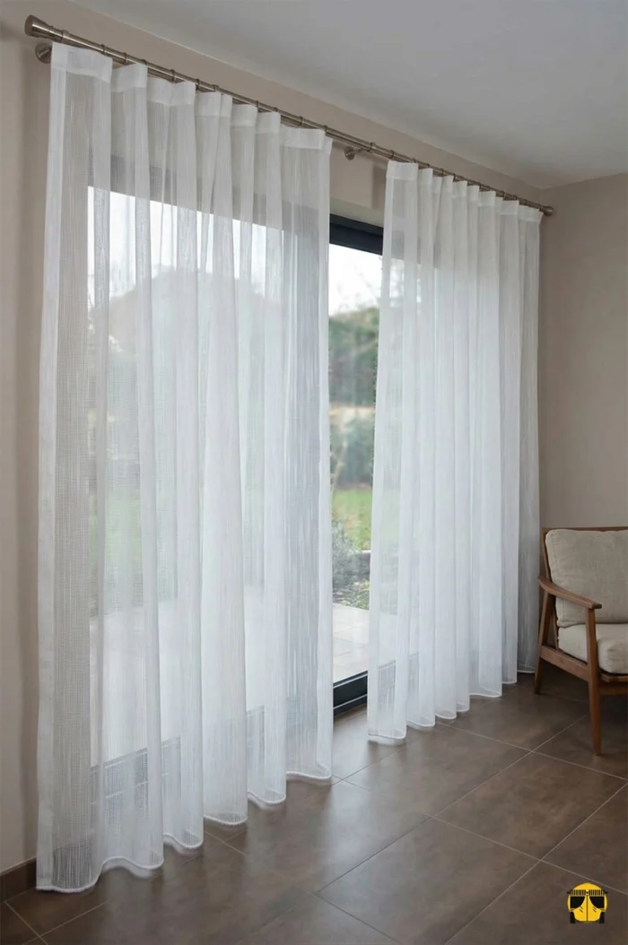 Antrasit fon perdelerle kombinlenmiş, ışığı hareketli bir şekilde odaya dağıtan dökümlü ve çizgili lüks tül perde sergisi