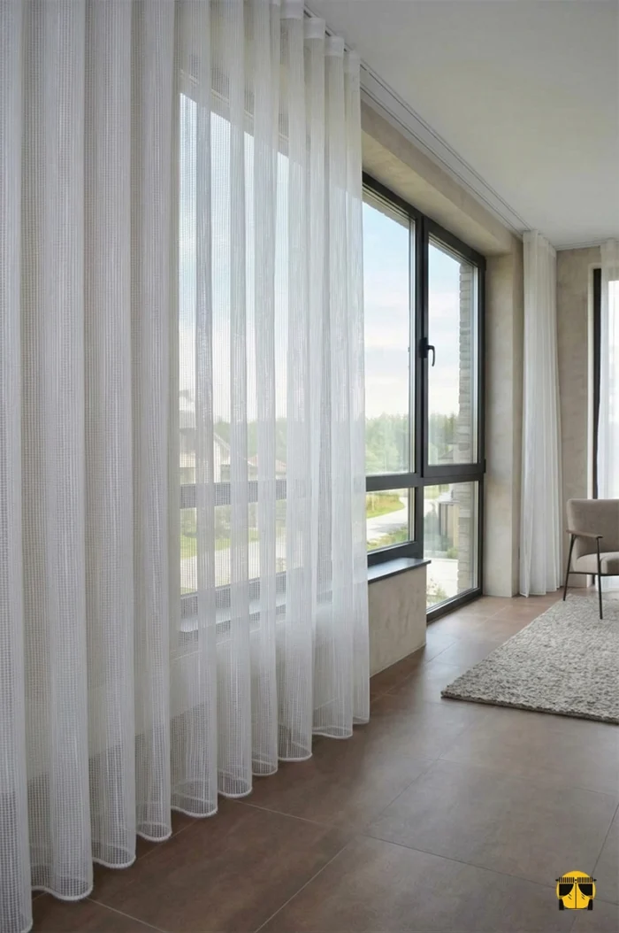 Ağır dökümü sayesinde rüzgarda formunu bozmayan, dikey çizgileriyle jilet gibi duran ve ütü gerektirmeyen kaliteli kırık beyaz tül perde."