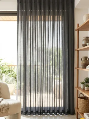 iyah rustik detaylarla kusursuz bir uyum yakalayan, pencerelere rüstik bir derinlik ve modern bir karakter katan mat duman gri keten tül.