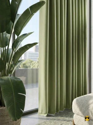 Aydınlık bir çocuk odasında veya yatak odasında, gün ışığını tamamen bloke ederek huzurlu bir bahar atmosferi yaratan dökümlü açık yeşil blackout fon perde