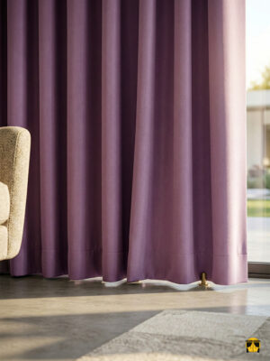 Gri mobilyalarla asil bir uyum yakalayan, pencerelere karizmatik bir çerçeve ve tam mahremiyet kazandıran ağır yapılı mor karartma perde sergisi.