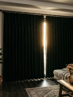 Teknik kumaş yapısıyla güneş ışığını tamamen bloke eden, mat ve ağır dökümlü siyah karartma perdenin şık ve fonksiyonel duruşu
