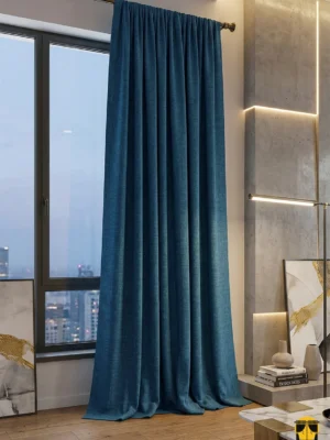 Keten liflerinin doğal dokusunu sergileyen ekru tülün, güneş ışığını sıcak bir kumsal aydınlığına dönüştürdüğü o an