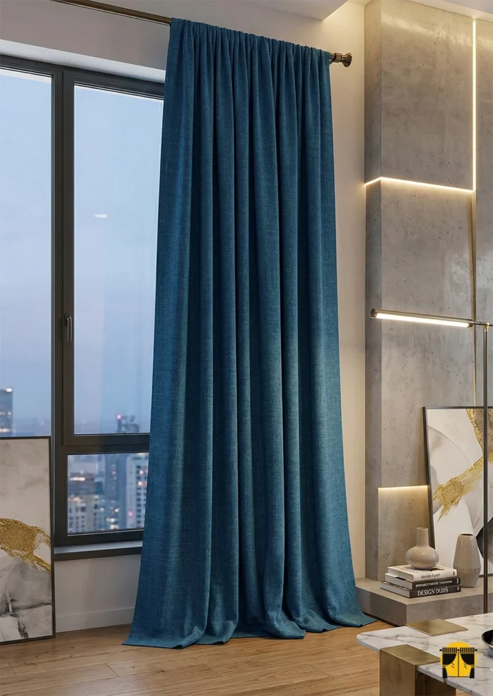 Keten liflerinin doğal dokusunu sergileyen ekru tülün, güneş ışığını sıcak bir kumsal aydınlığına dönüştürdüğü o an