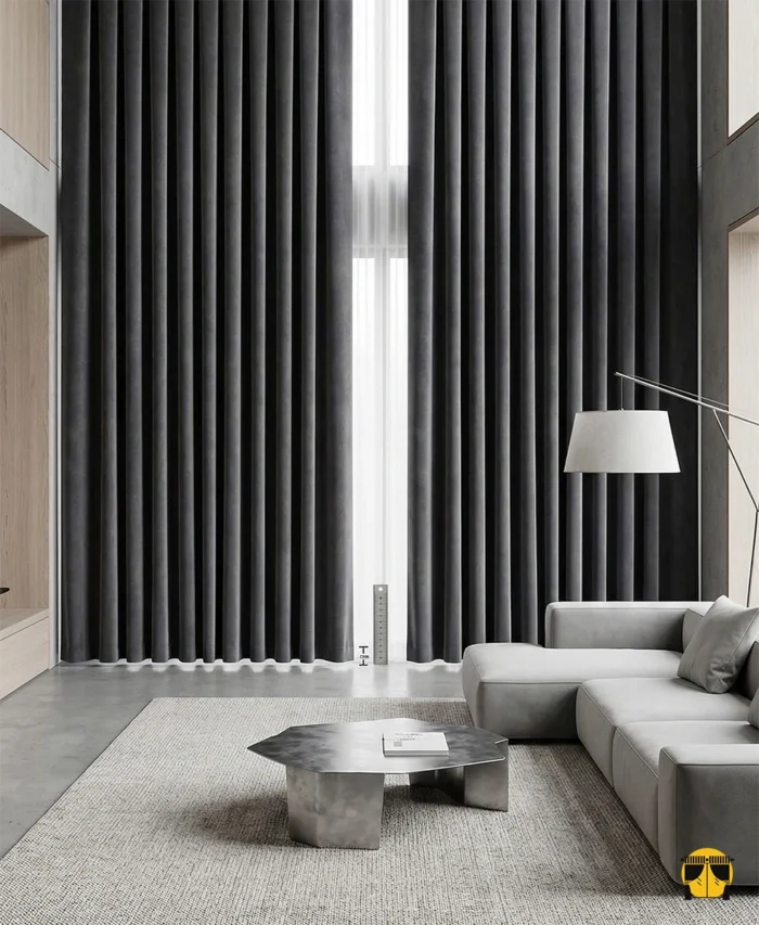 Gri tüllerle kombinlenmiş, sık pileleri sayesinde sütun gibi muntazam inen ve odaya derinlik katan lüks siyah fon perde sergisi