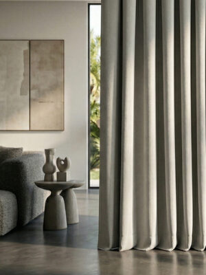 Işığı durdurun, toprak tonlarının sıcaklığını hissedin! Capella Kahverengi Karartma (Blackout) Perde, %100 ışık engelleme özelliği ve mat dokusuyla evinize hem termal yalıtım hem de huzurlu bir derinlik katıyor. Modern şıklığı hemen keşfedin!"