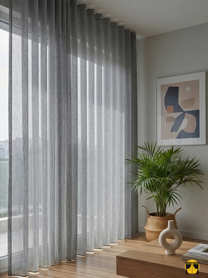 Işık ve Atmosfer: "Lineto eskiz desenli gri keten tül perdenin sanatsal çizgileri arasından süzülen güneş ışığının, oda içerisinde yarattığı modern, puslu ve yaratıcı aydınlık."