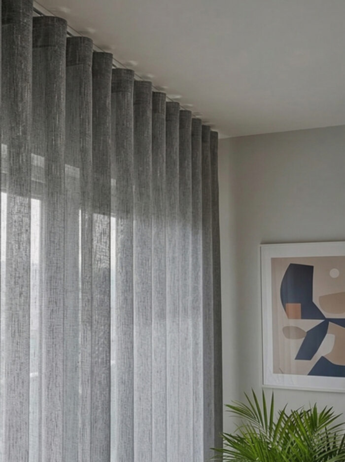 Doku Detayı: "Lineto serisinin gri keten zemini üzerine işlenmiş karakalem efekti veren dikey desenleri ve mat lifli yüzeyini sergileyen yakın plan çekimi."