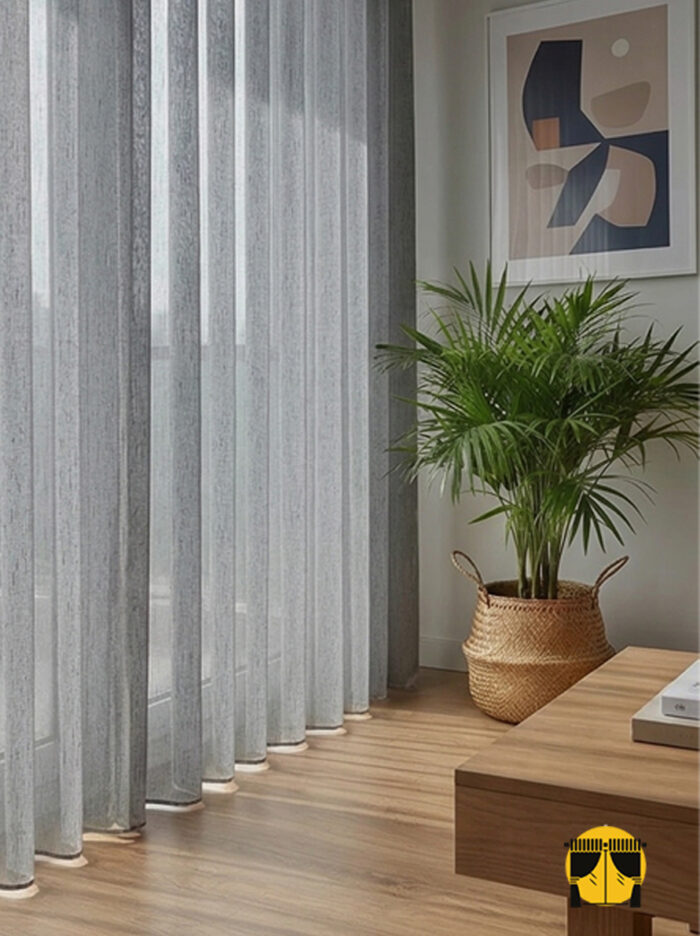 Mekan Tasarımı: "Antrasit mobilyalar ve metal detaylarla dekore edilmiş loft bir salonda, pencerelere sanatsal bir derinlik katan eskiz desenli gri tül perde tasarımı."