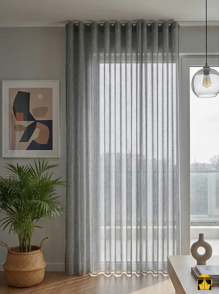 Kontrast ve Stil: "Siyah fon perdelerle kombinlenmiş, dökümlü yapısı ve gümüşi tonuyla mutfağa veya salona endüstriyel bir şıklık katan kaliteli çizgili tül sergisi."