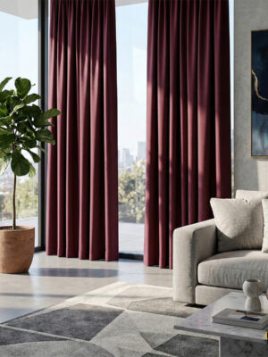 Modern bir salonda, vişne çürüğünün asaletini yansıtan, arka yüzündeki gri katman sayesinde dışarıdan da şık görünen duble blackout karartma perde