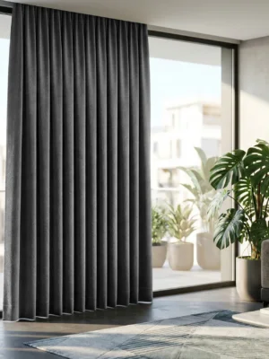 Gold aksesuarlar ve beyaz tüllerle zenginleştirilmiş, pencerelere hem ses yalıtımı hem de saray şıklığı katan gri kadife karartma perde sergisi