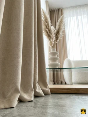 Kumaşın lifleri arasına gizlenmiş ışıltıların koyu krem tonuyla birleştiği, ağır dökümlü ve asil duruşlu Diamond perde detay