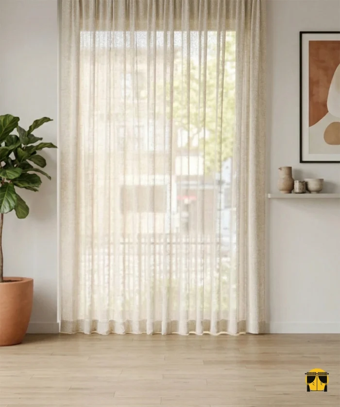 "Krem ince fon perdenin ipeksi dokusu ve inci tonlarındaki mat yüzeyinin, salon dekorasyonuna kattığı asil ve sıcak atmosfer."