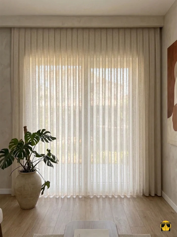 "Hafif ve dökümlü dokuma teknolojisiyle üretilmiş krem tonundaki pürüzsüz fon perde kumaşını sergileyen yakın plan çekimi."