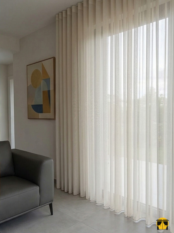 Duruş ve Estetik: "Kırışmaya dayanıklı yapısı ve ütü gerektirmeyen kaliteli krep dokusuyla modern evler için ideal, gümüşi gri tül perde detayı."