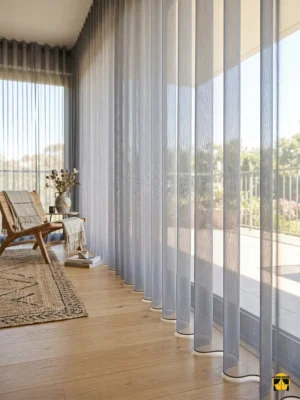 Gri düz tül perdenin pürüzsüz dokusu arasından süzülen ışığın, oda içerisinde yarattığı modern, puslu ve dingin atmosfer