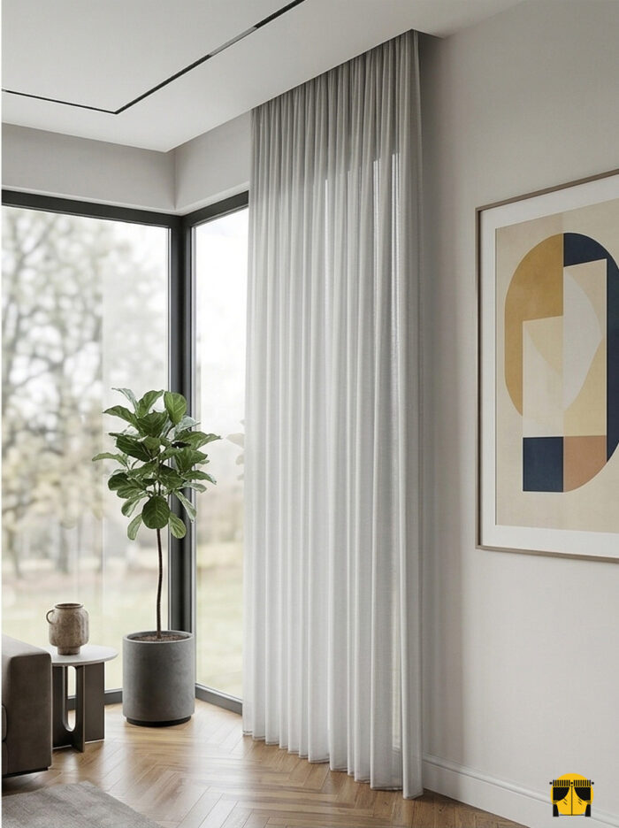 Işık ve Atmosfer: "Mendus açık gri düz tül perdenin mikro dokusu arasından süzülen güneş ışığının, oda içerisinde yarattığı modern, puslu ve karizmatik aydınlık."