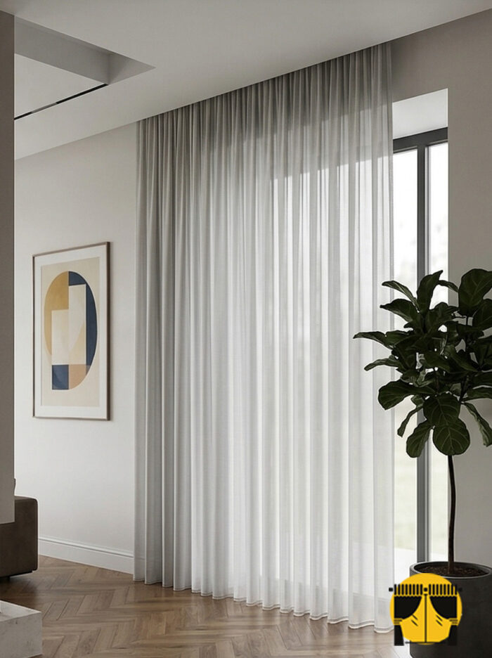 Doku Detayı: "Düz dokuma teknolojisiyle üretilmiş açık gri tonundaki pürüzsüz yüzeyi ve kaliteli lif yapısını sergileyen yakın plan çekimi; pencereler için modern tül perde karakteri."