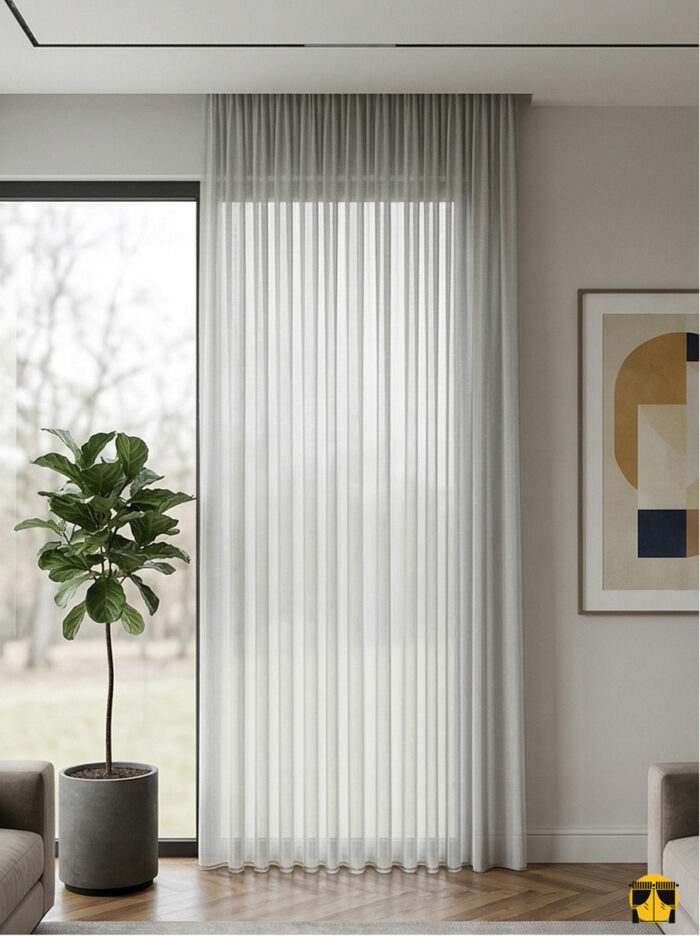 Mekan Tasarımı: "Antrasit mobilyalar ve metalik detaylarla dekore edilmiş modern bir salonda, pencerelere asalet ve derinlik katan Mendus açık gri tül perde tasarımı."