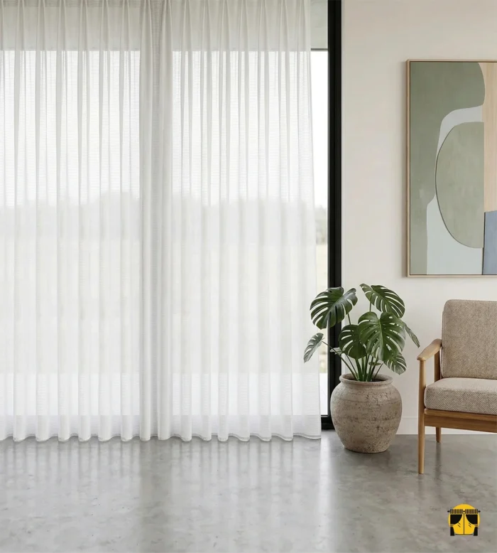 "Krep dokuma teknolojisiyle üretilmiş bej tonundaki pürüzsüz yüzeyi ve tok lif yapısını sergileyen kaliteli tül perde yakın plan çekimi."