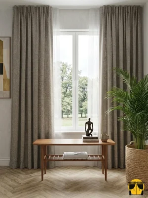 Mekan Tasarımı: "Bej koltuk takımı ve ahşap detaylarla dekore edilmiş modern bir salonda, pencerelere asalet ve sıcaklık katan sütlü kahve kadife fon perde tasarımı."