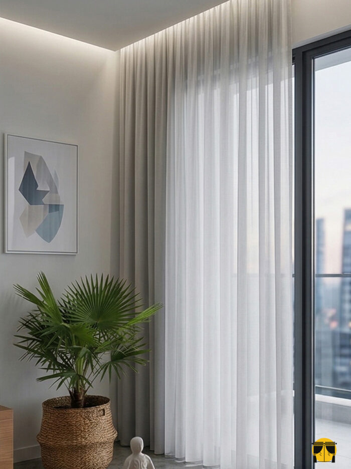 Duruş ve Estetik: "Kırışmaya dayanıklı yapısı ve ütü gerektirmeyen kaliteli krep dokusuyla modern evler için ideal, gümüşi gri tül perde detayı."