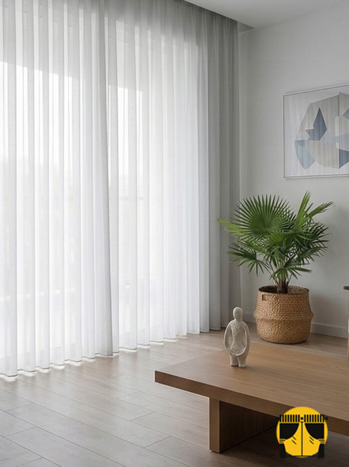 Mekan Tasarımı: "Antrasit mobilyalar ve metalik detaylarla dekore edilmiş modern bir salonda, pencerelere asalet ve derinlik katan Molden açık gri krep tül perde tasarımı."