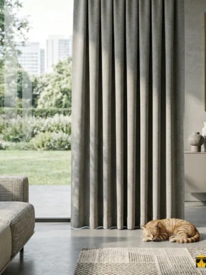 Beyaz mobilyalarla asil bir kontrast oluşturan, pencerelere karizmatik bir çerçeve ve tam ses yalıtımı kazandıran ağır yapılı koyu gri karartma perde.