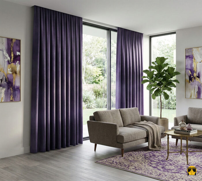 Gümüş detaylar ve antrasit mobilyalarla asil bir kontrast oluşturan, pencerelere tam mahremiyet kazandıran mat dokulu patlıcan moru karartma perde