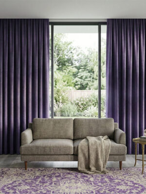 Modern bir yatak odasında, güneş ışığını tamamen bloke ederek huzurlu bir uyku ortamı yaratan, tok dökümlü patlıcan moru blackout fon perde.