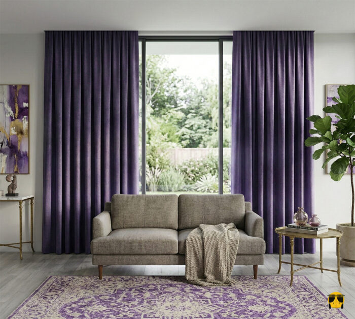 Modern bir yatak odasında, güneş ışığını tamamen bloke ederek huzurlu bir uyku ortamı yaratan, tok dökümlü patlıcan moru blackout fon perde.