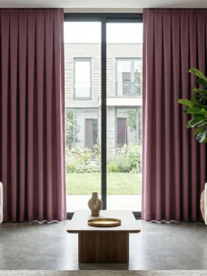 Gri mobilyalar ve gold aksesuarlarla asil bir kontrast oluşturan, pencerelere tam mahremiyet kazandıran mat dokulu gül kurusu karartma perde.