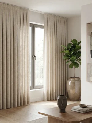 Doku Detayı: "Nature serisinin kum beji tonundaki ham keten dokusunu ve lifli yüzey yapısını sergileyen yakın plan çekimi; pencereler için organik ve mat fon perde karakteri."