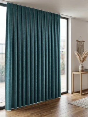 Mavi Nirva hasır keten fon perdenin gözenekli lifleri arasından süzülen güneş ışığının, odada yarattığı ferah, dingin ve Akdeniz esintili atmosfer