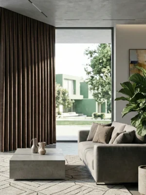 Krem mobilyalarla doğal bir kontrast oluşturan, pencerelere hem ısı yalıtımı hem de karakter kazandıran ağır yapılı kahverengi karartma perde