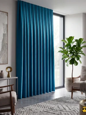 Aydınlık bir yatak odasında, gün ışığını tamamen engelleyerek huzur veren bir Akdeniz atmosferi yaratan dökümlü turkuaz mavi blackout fon perde