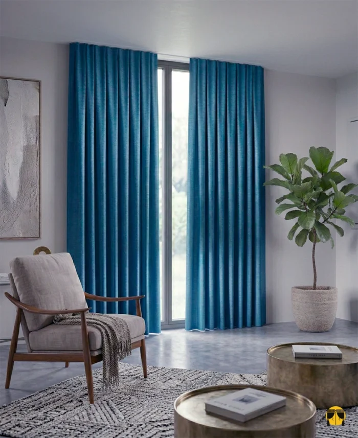 Beyaz mobilyalarla ferah bir kontrast oluşturan, pencerelere hem termal yalıtım hem de canlı bir karakter kazandıran mat dokulu turkuaz karartma perde detayı