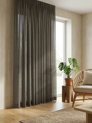 "Açık renk mobilyalarla şık bir kontrast oluşturan, belirgin keten liflerine sahip modern ve dekoratif kahverengi tül perde."