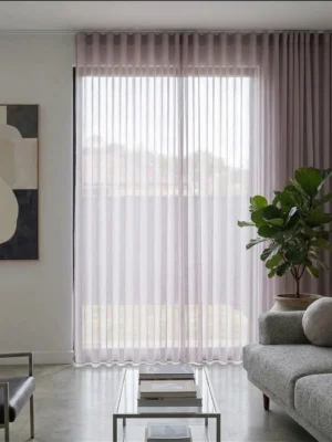 Doku ve Kalite Yakın Çekim: "Poko serisinin mor tül kumaşının pürüzsüz mikro lif yapısını ve ışığı yumuşatan kaliteli dokumasını sergileyen yakın plan çekimi."